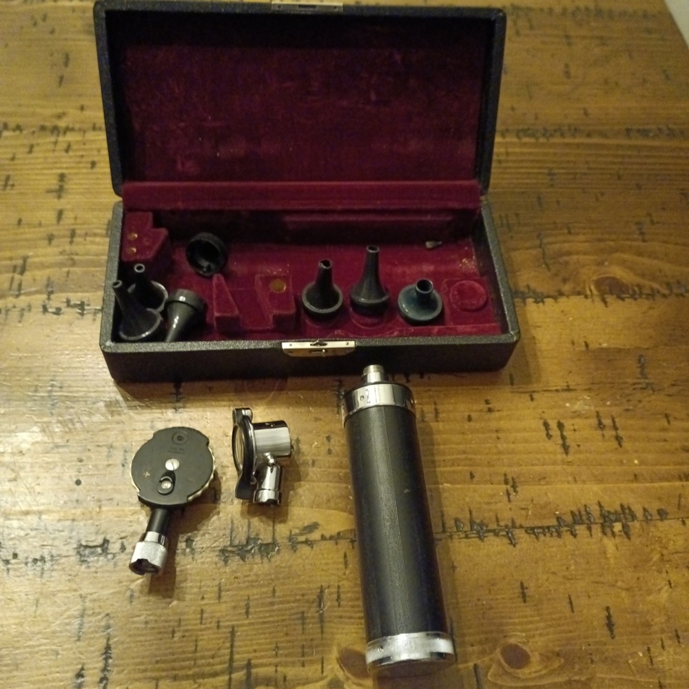 Vintage Welch Allyn Otoscope Ophthalmoscope Medical Diagnostic Set Case b4
